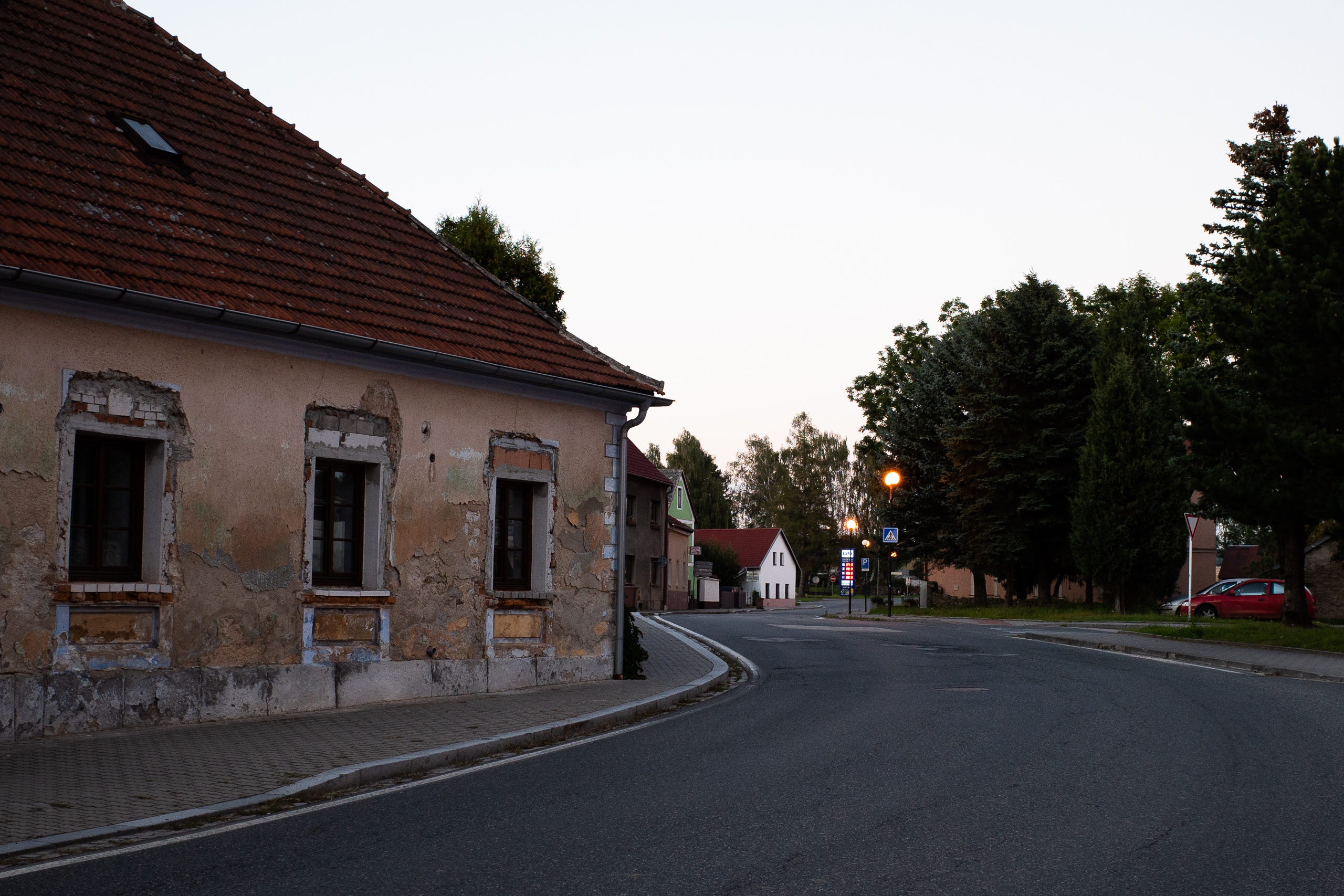 Dämmerung an der Kreuzung – bröckelnder Putz, leere Straße